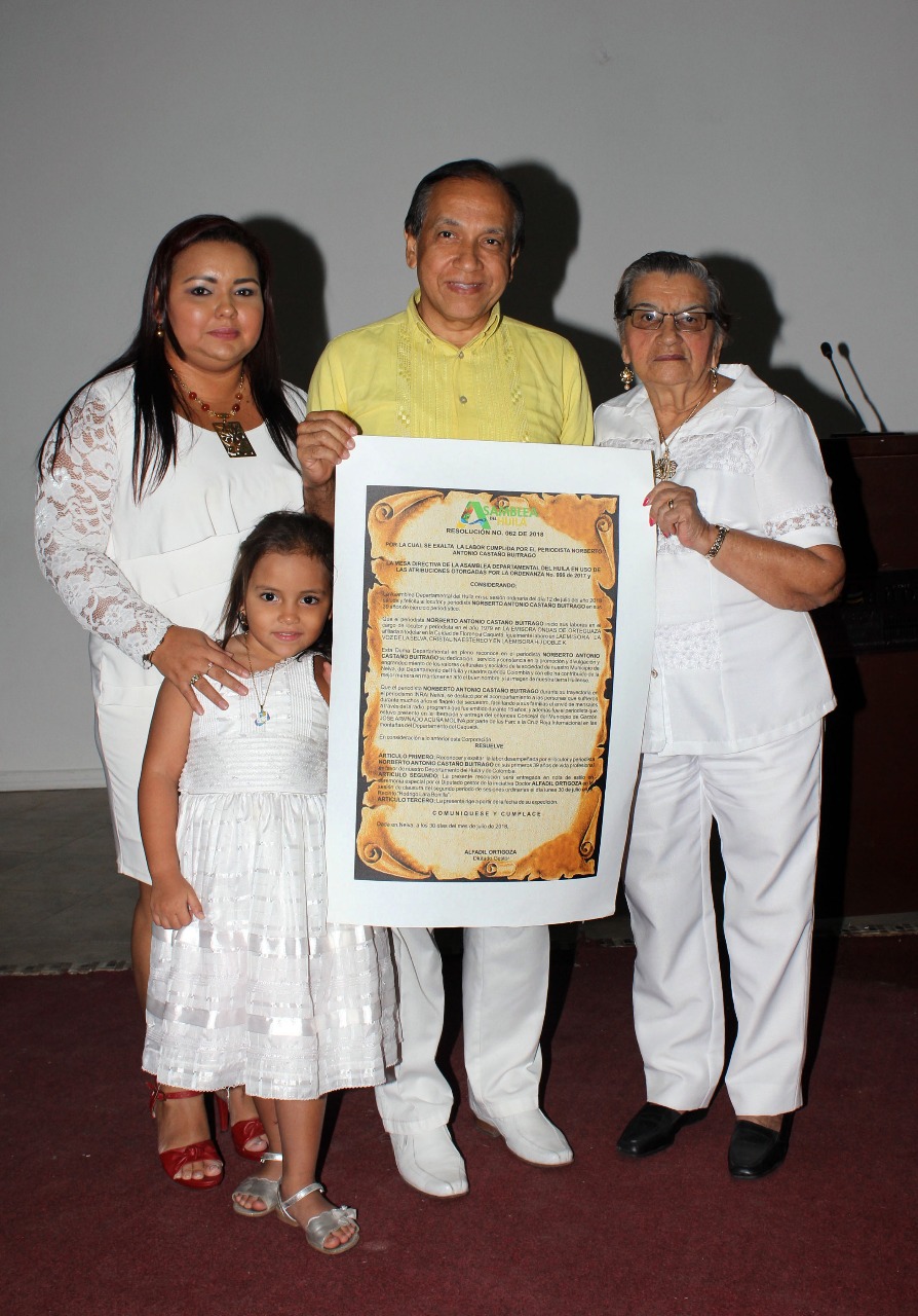 Periodista, Norberto Antonio Castaño, junto a su esposa, su progenitora y su hija.